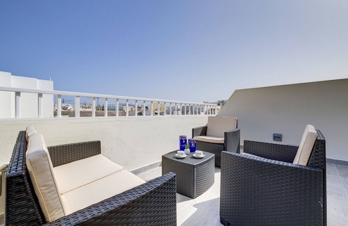 Gzira Apartamento | Chic 2BR Penthouse Steps From the Promenade