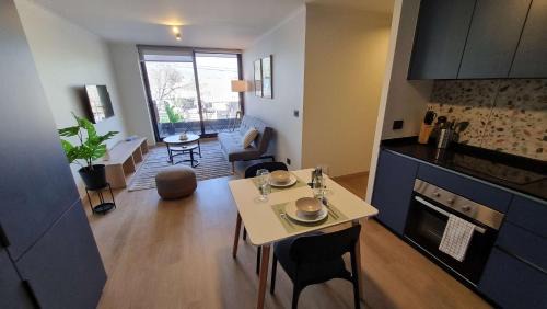 Apoquindo Apartamento | Chic 2BR Retreat for 5 in Vibrant Las Condes Oasis
