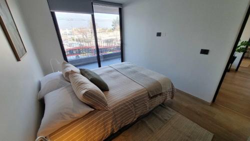Apoquindo Apartamento | Chic 2BR Retreat for 5 in Vibrant Las Condes