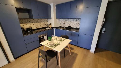 Apoquindo Apartamento | Chic 2BR Retreat for 5 in Vibrant Las Condes