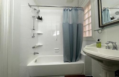 Capitol Hill Casa | Chic 2BR Steps from Historic Sites