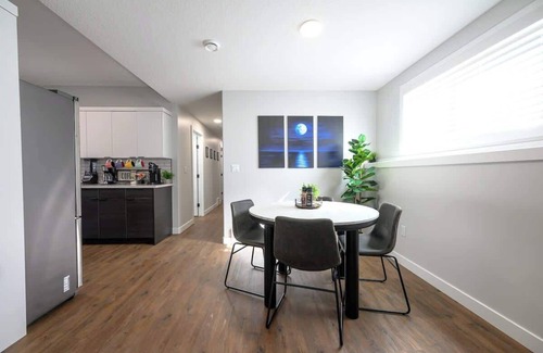 Grande Prairie Apartamento | Chic 2BR Suite Smart TV Free WIFI Parking