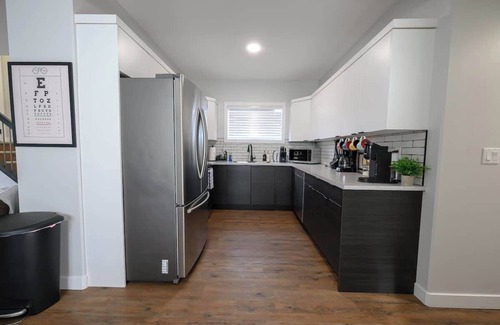 Grande Prairie Apartamento | Chic 2BR Suite Smart TV Free WIFI Parking
