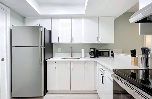Lauderdale Harbours Condominio | Chic 2BR with Pool & Modern Amenities