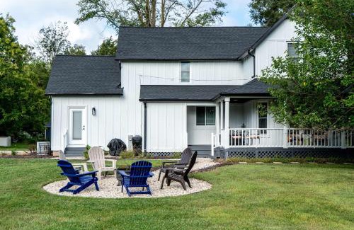 Williams Bay Casa | Chic 3 BDR Williams Bay Retreat with Fire pit for 8