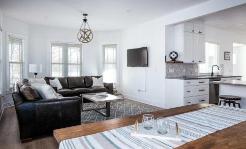 Williams Bay Casa | Chic 3 BDR Williams Bay Retreat with Fire pit for 8