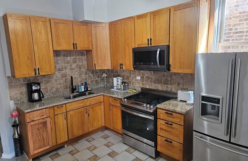 Woodlawn Apartamento | Chic 3-bedroom apartment with WiFi, AC in welcoming Chicago