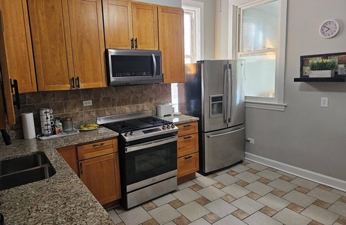 Woodlawn Apartamento | Chic 3-bedroom apartment with WiFi, AC in welcoming Chicago