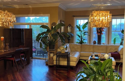Oakland Condominio | Chic 3-bedroom condo in North Kenwood, Hyde Park with Elevator!
