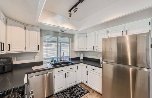 Rancho Oakey Casa | Chic 3-bedroom home in Fabulous Las Vegas with AC, WiFi, Garage Parking & more