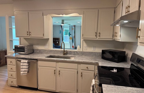 Greensboro Casa | Chic 3 Bedroom Midcentury Modern Retreat in Wonderful Greensboro