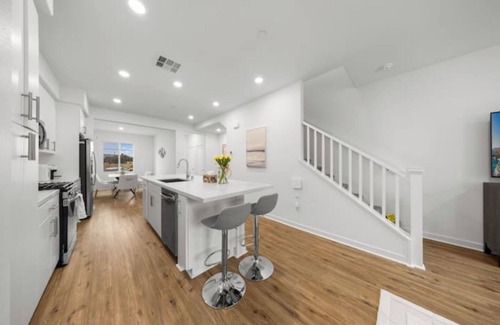 La Puente Condominio | Chic 3B3.5B townhouse in La Puente