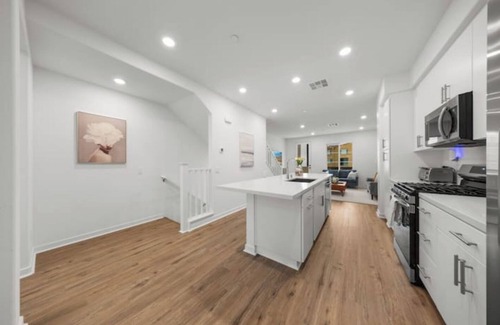 La Puente Condominio | Chic 3B3.5B townhouse in La Puente