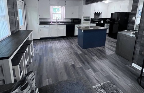 Topeka Casa | Chic 3br/1ba home~Convenient SW Topeka location~Sleeps 6