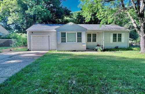 Topeka Casa | Chic 3br/1ba home~Convenient SW Topeka location~Sleeps 6