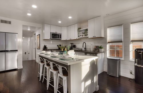 Hawthorne Casa | Chic 3BR/2BA Oasis + PacMan & Foosball - Sleeps 8 - Minutes to LAX + Beach +SoFi
