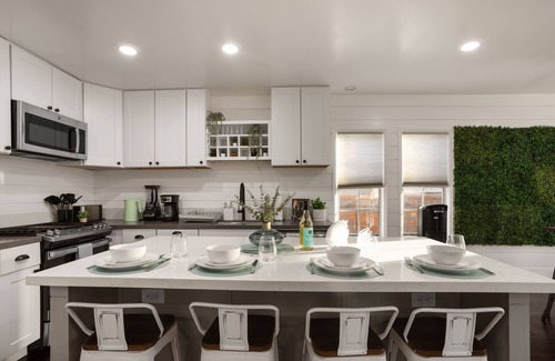 Hawthorne Casa | Chic 3BR/2BA Oasis + PacMan & Foosball - Sleeps 8 - Minutes to LAX + Beach +SoFi