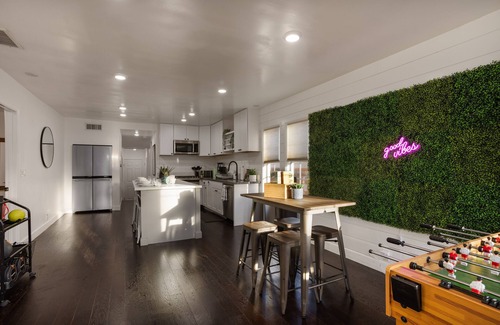 Hawthorne Casa | Chic 3BR/2BA Oasis + PacMan & Foosball - Sleeps 8 - Minutes to LAX + Beach +SoFi