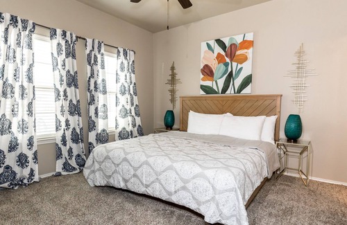 Lubbock Apartamento | Chic 3BR Apt Minutes to Downtown Pool & Gym