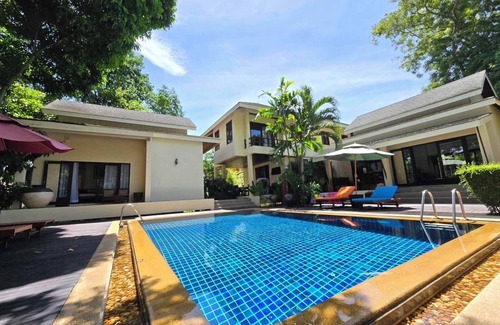 Ban Saiyuan Villa | Chic 4-bedroom villa with WiFi, AC in brilliant Rawai