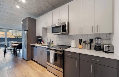 River North Hotel | Chic 4-Bedroom with Skyline Views & Amenities