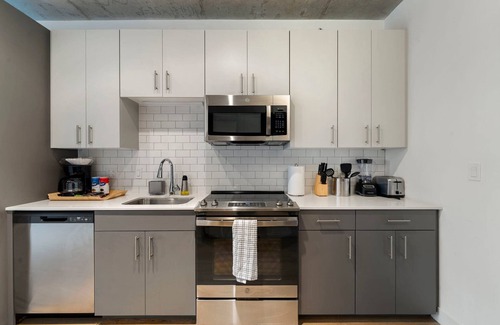 River North Hotel | Chic 4-Bedroom with Skyline Views & Amenities