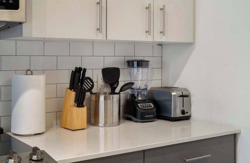 River North Hotel | Chic 4-Bedroom with Skyline Views & Amenities