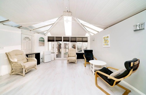 River Casa | Chic 4-BR Home with Ensuite Bath and Free Parking