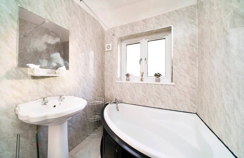 River Casa | Chic 4-BR Home with Ensuite Bath and Free Parking