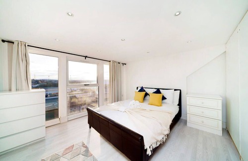 River Casa | Chic 4-BR Home with Ensuite Bath and Free Parking