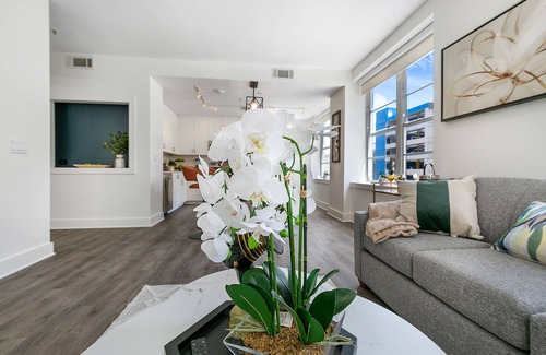 Central Business District Apartamento | Chic 4BR Condo in California Building