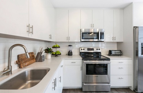 Central Business District Apartamento | Chic 4BR Condo in California Building