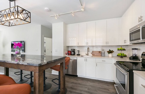 Central Business District Apartamento | Chic 4BR Condo in California Building