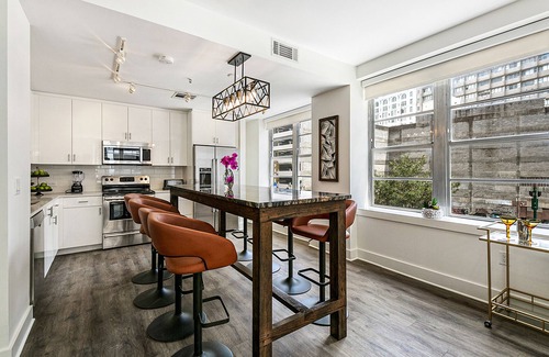 Central Business District Apartamento | Chic 4BR Condo in California Building