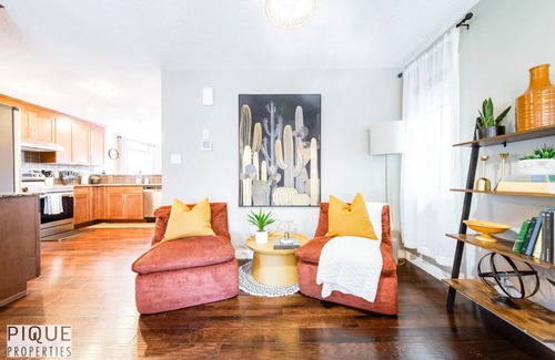 Southeast Edmonton Casa | Chic 6BDRM Getaway - KingBed - Patio - BBQ - Garage - Wifi