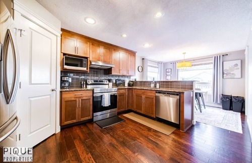 Southeast Edmonton Casa | Chic 6BDRM Getaway - KingBed - Patio - BBQ - Garage - Wifi