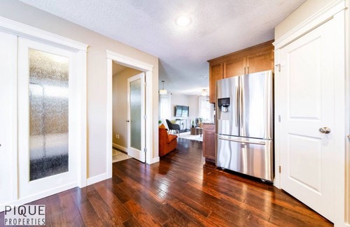 Southeast Edmonton Casa | Chic 6BDRM Getaway - KingBed - Patio - BBQ - Garage - Wifi