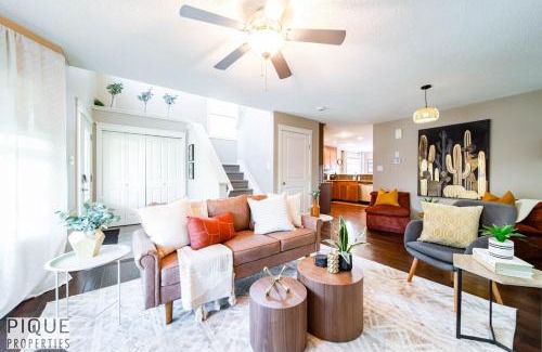 Southeast Edmonton Apartamento | Chic 6BDRM Getaway - KingBed - Patio - BBQ - Garage - Wifi