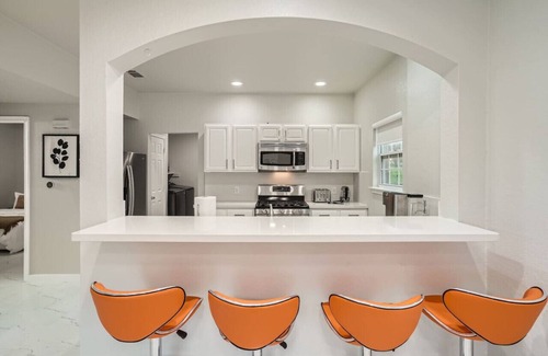 Foster Heights Casa | Chic 8BR Retreat+Central East Austin +Large Groups