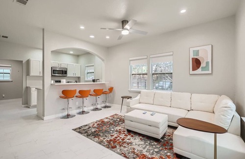Foster Heights Casa | Chic 8BR Retreat+Central East Austin +Large Groups