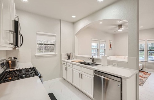Foster Heights Casa | Chic 8BR Retreat+Central East Austin +Large Groups