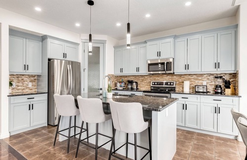 Evanston Casa | Chic 9-Bed Oasis Jacuzzi AC BBQ Fireplace