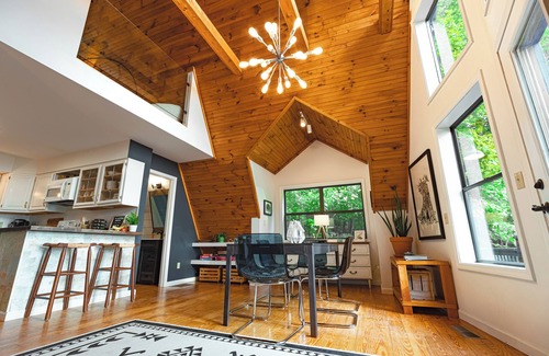 Brevard Chalet De Esquí | Chic A-Frame Cabin with Stunning Views