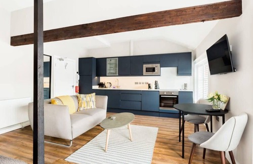 Warrington Apartamento | Chic and central studio apartment with parking