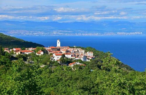 Martina Apartamento | Chic and Cozy Brsec Apartment with Sea View