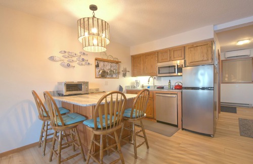 Bayfield Condominio | Chic and Modern Beach Front Condo with Lake Views