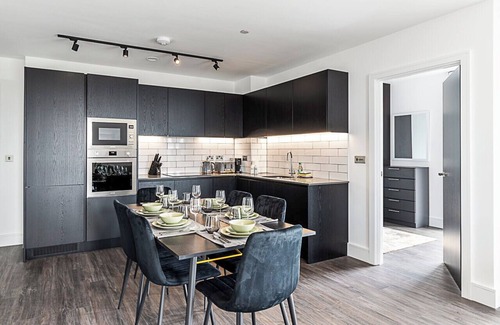 College Park and Old Oak Apartamento | Chic and Sleek Sky-High Apartment