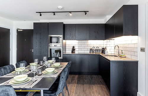 College Park and Old Oak Apartamento | Chic and Sleek Sky-High Apartment