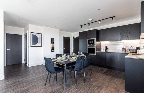 College Park and Old Oak Apartamento | Chic and Sleek Sky-High Apartment