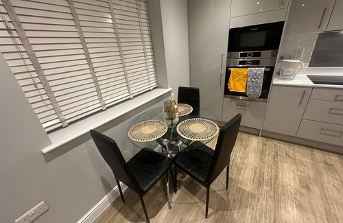 Ewell Apartamento | Chic and spacious 2 bedroom, 2 bath Apartment